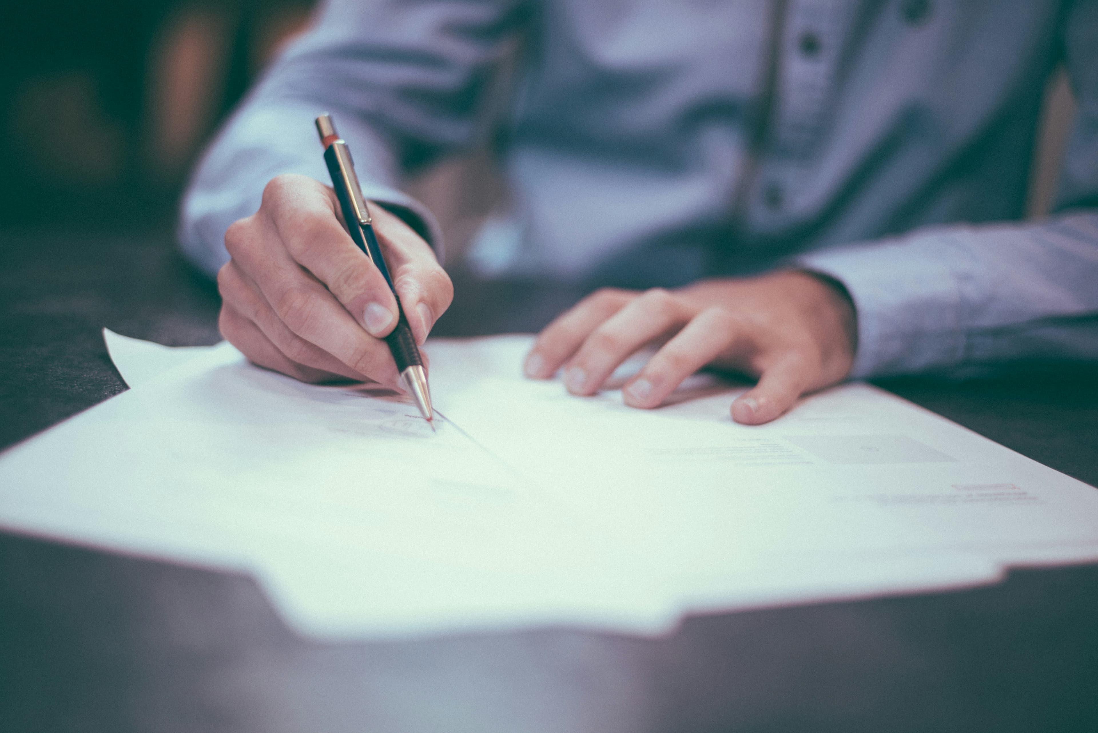 Profissional trabalhando com documentos financeiros
